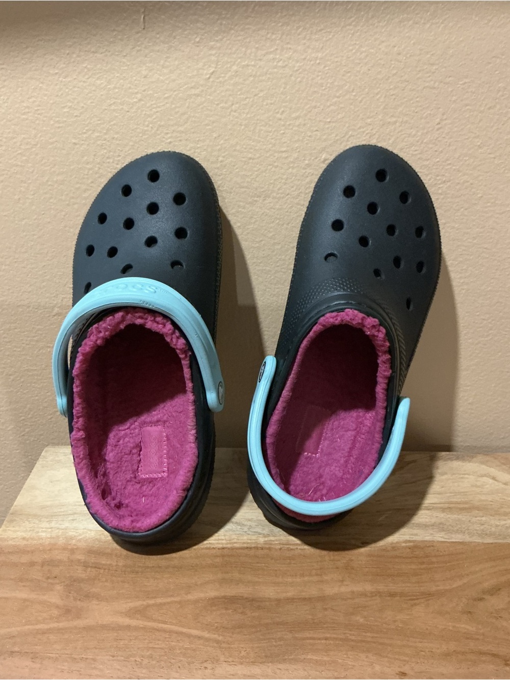 CROCS Black Clog with Pink Fleece Lining and Light Blue Strap sz 10